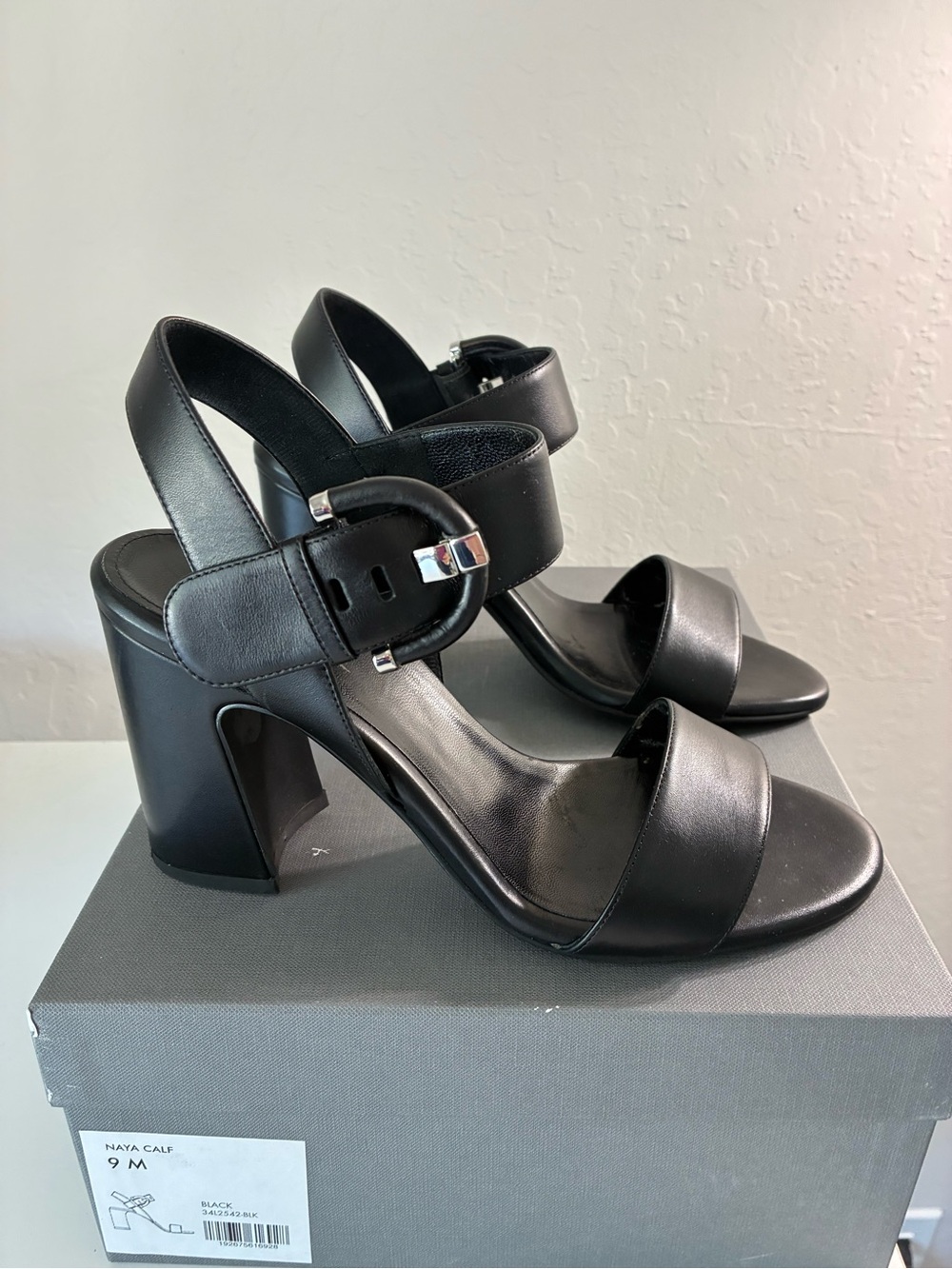 Aquatalia Naya Calf Black leather size 9 sandals